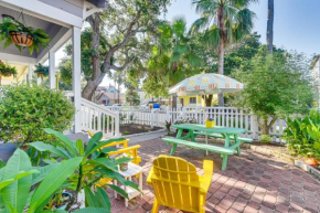 Half Mi to Galveston Seawall Home with Yard and Grill